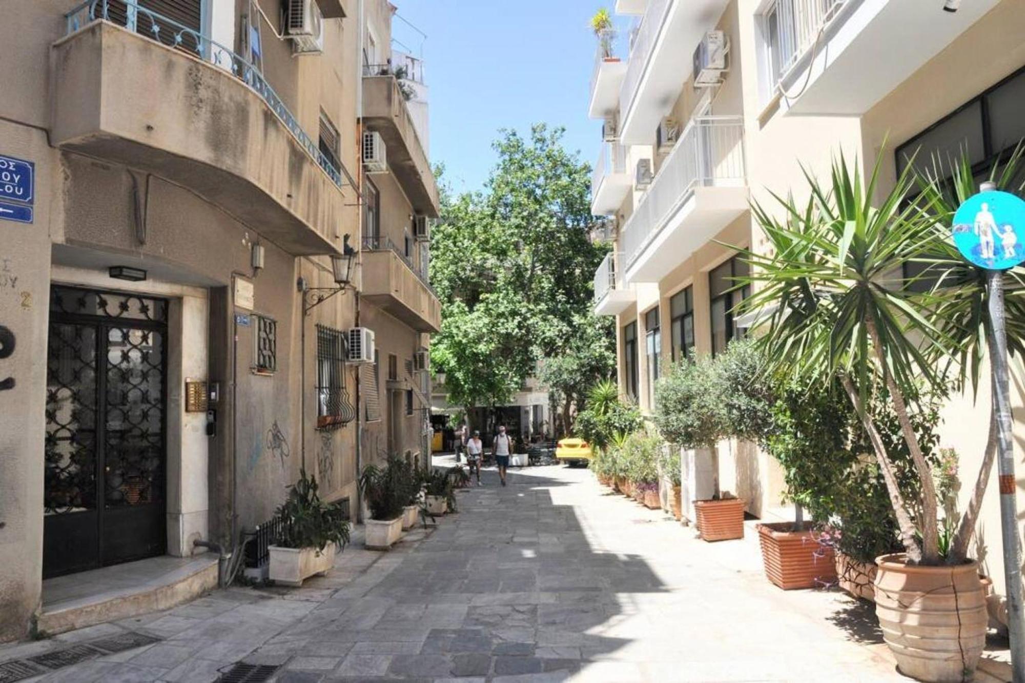 Lovely In Plaka